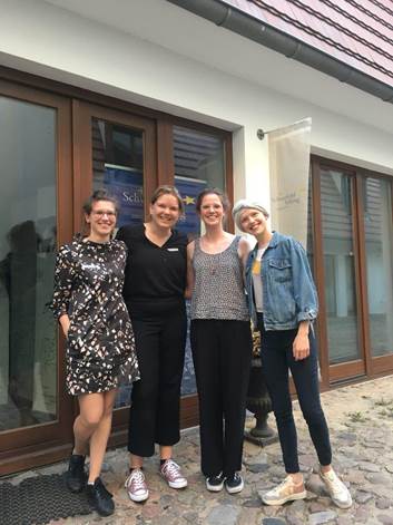 Das Projektteam v.l.n.r.: Marie Schwarz (Polis180), Mara Schmidt (Polis180), Marieke Eilers (YWILPF) & Nina Schackers (YWILPF)