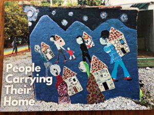 Postkarte aus dem Kunstprojekt von Lesvos Solidarity: „Menschen tragen ihr Haus mit sich“.