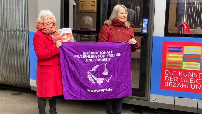 Münchner Ligafrauen vor der Equal Pay Day-Tram am 07.03.2023