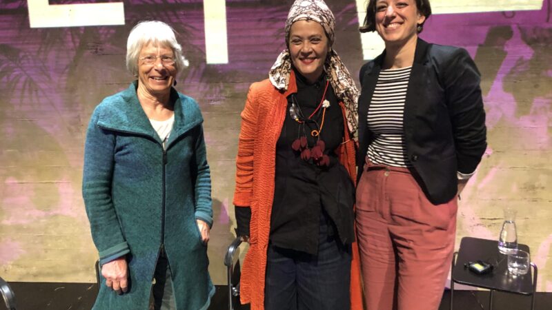 Heidi Meinzolt und Marieke Fröhlich (WILPF) mit Françoise Vergès, Politikwissenschaftlerin und Autorin von „Dekolonialer Feminismus“ und „A Feminist Theory of Violence“