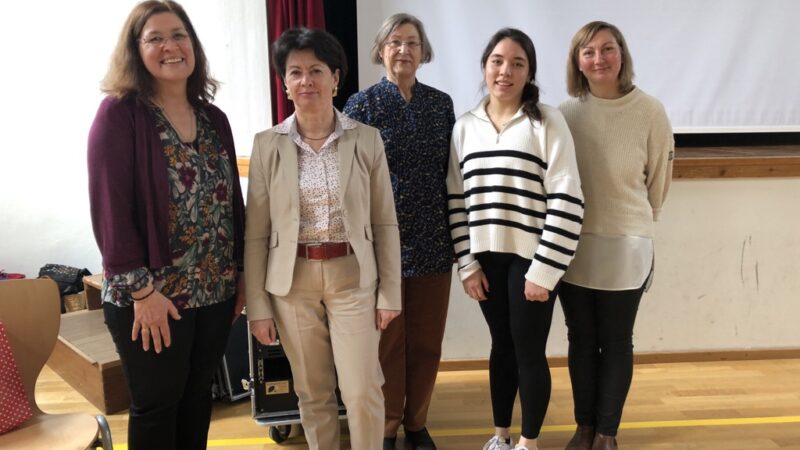 Schülersprecherin, Lehrkräfte und Eleonore Broitzmann und Barbara Lochbihler (26. April 2023)
