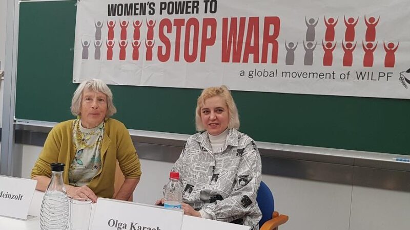 Heidi Meinzolt und Olga Karatch auf der Münchner Friedenskonferenz